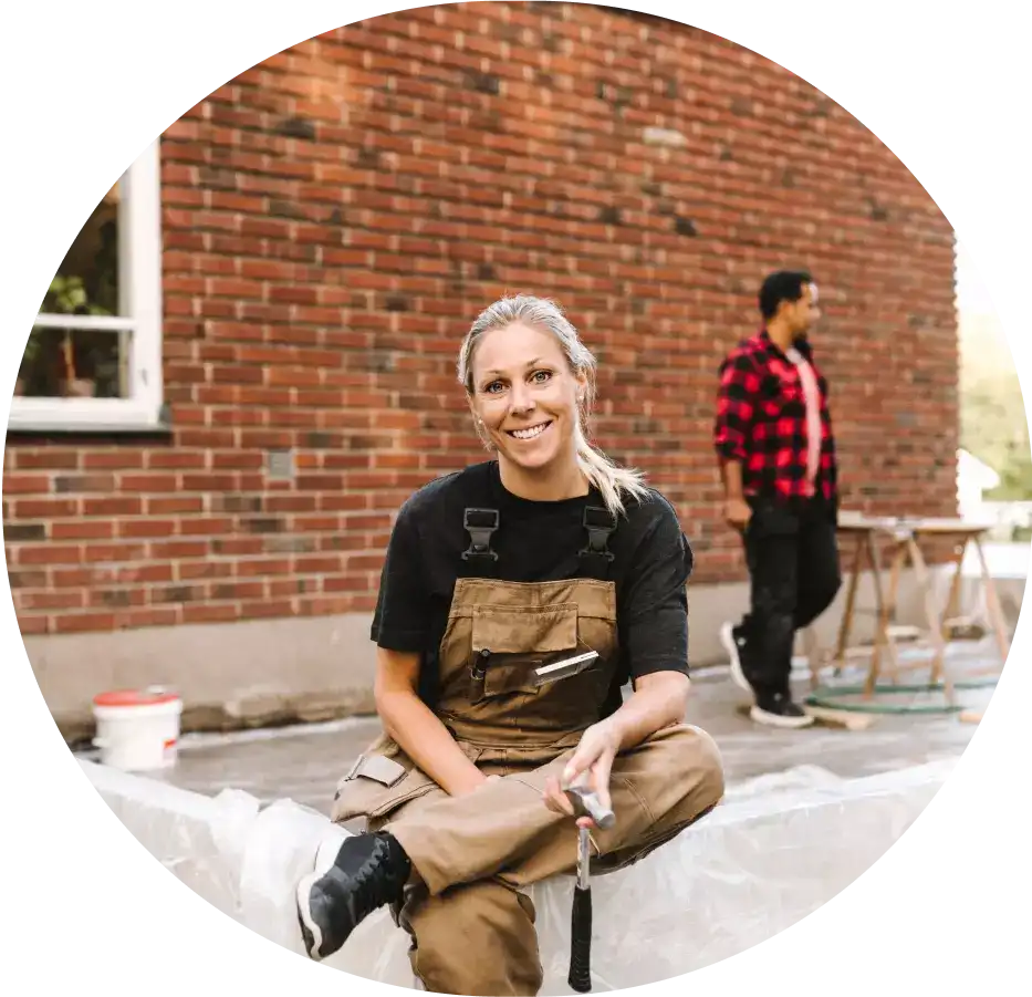 En smilende håndverker