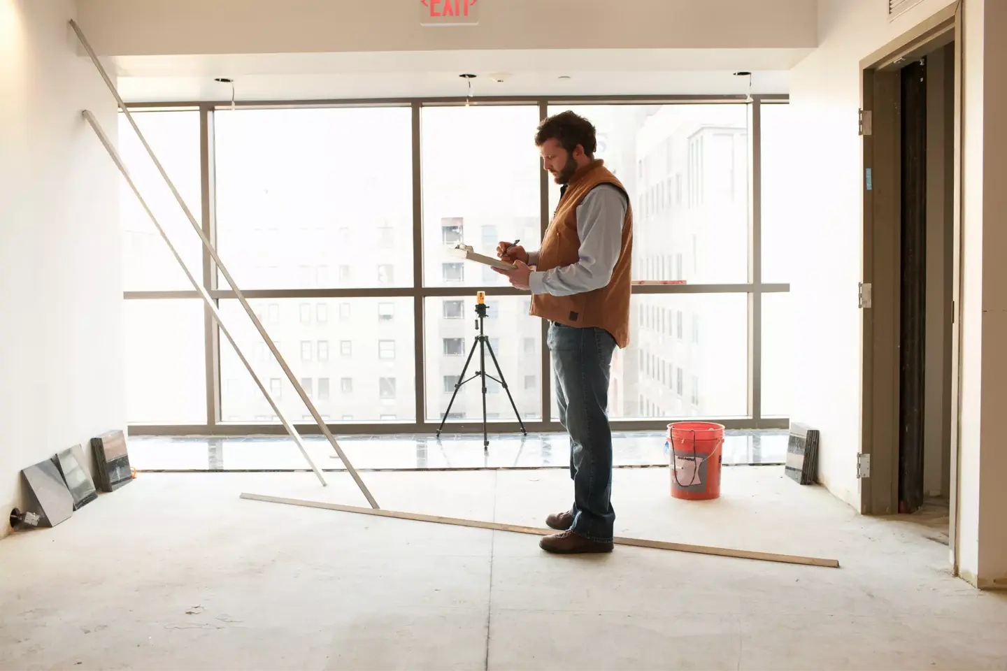 Man står i ett rum och gör en riskbedömning med hjälp av Avonovas guide