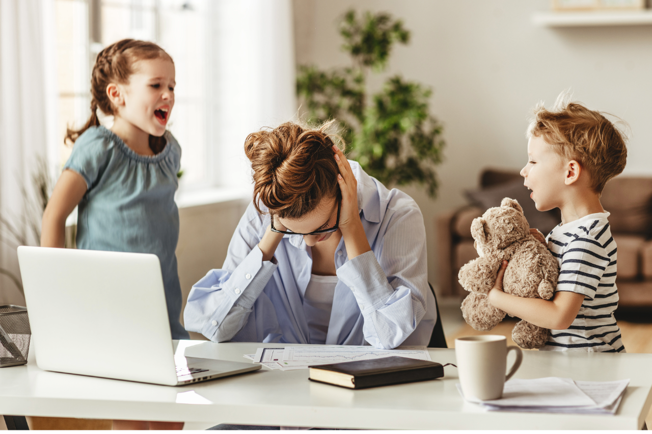 Kvinna på hemmakontor med barn