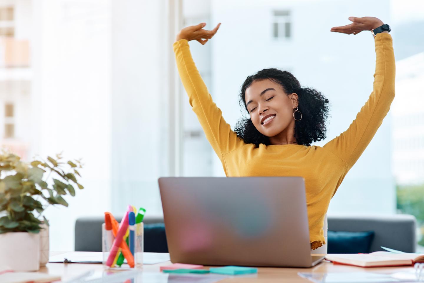 Kvinna sträcker på sig