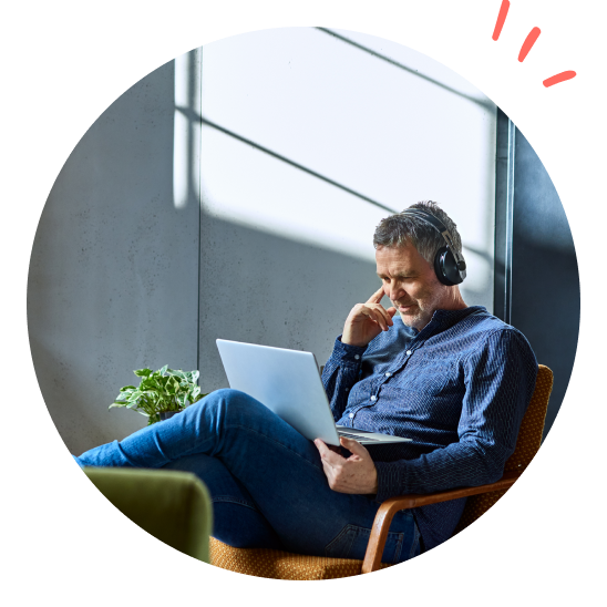 en man sitter i en soffa och jobbar