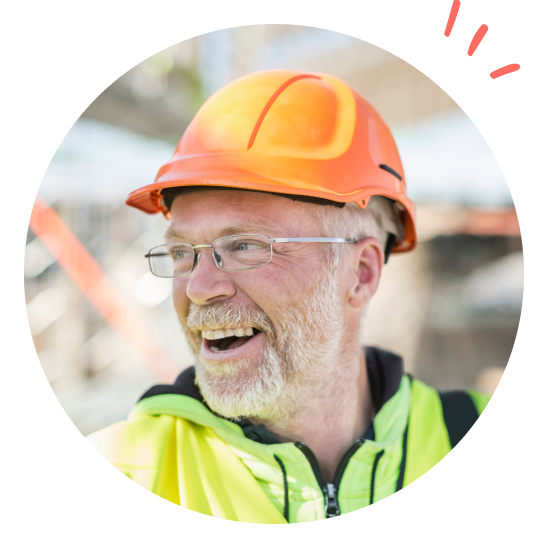 en glad man på en byggarbetsplats