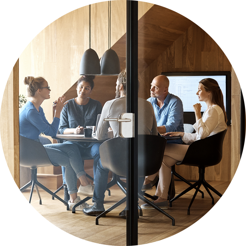 Människor i konferensrum med träväggar