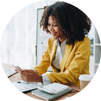 Kvinna i gul kavaj räknar